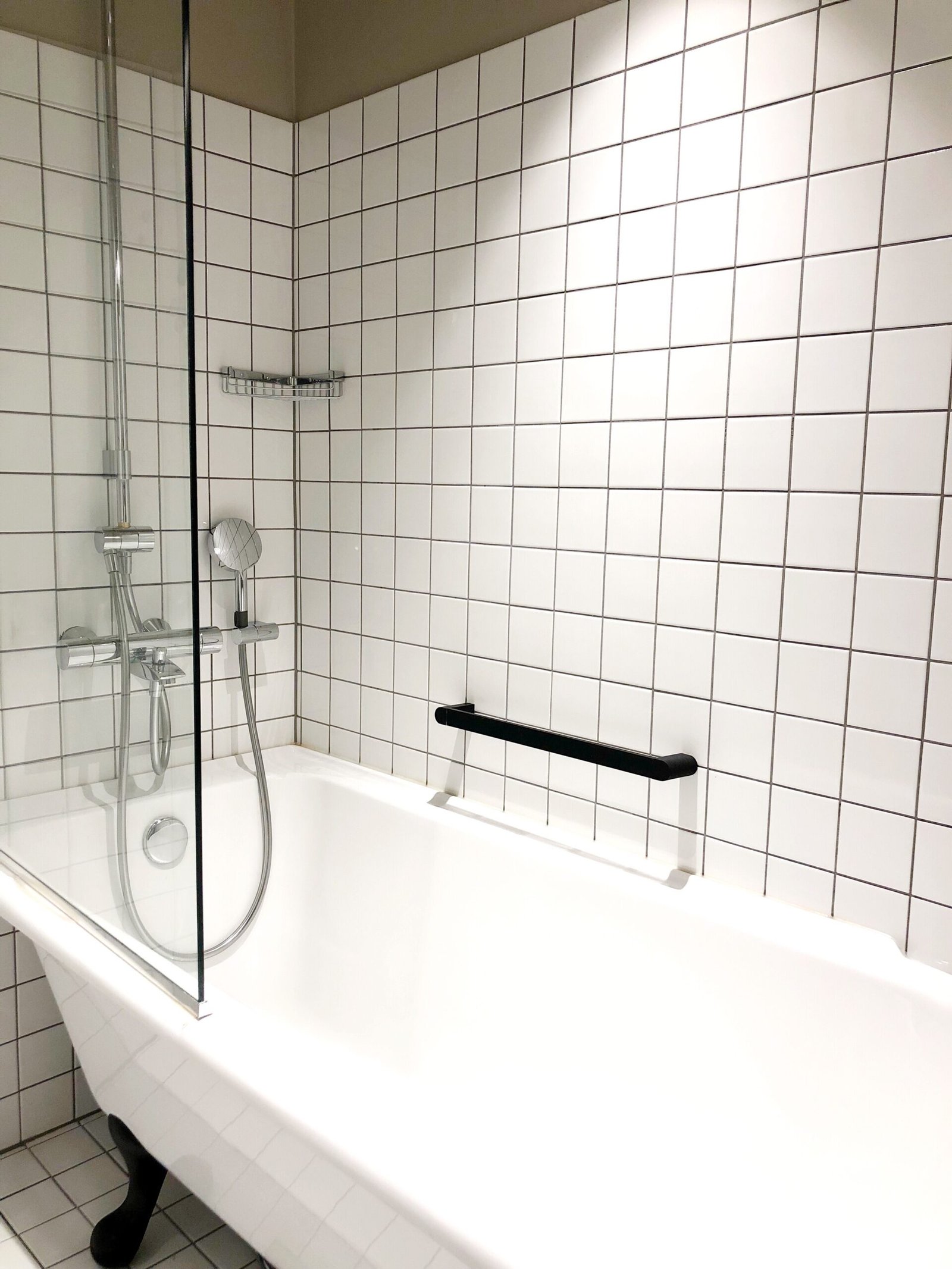 Cambio de bañera por plato de ducha con mampara en Tenerife realizado por Luafra Reformas